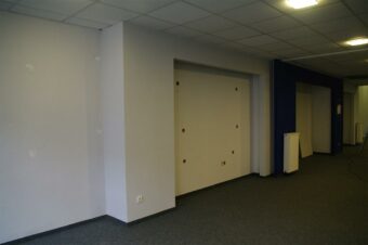 einzug-in-unsere-neuen-online-shop-raume-eingang-links