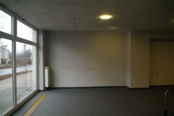 einzug-in-unsere-neuen-online-shop-raume-eingang-rechts