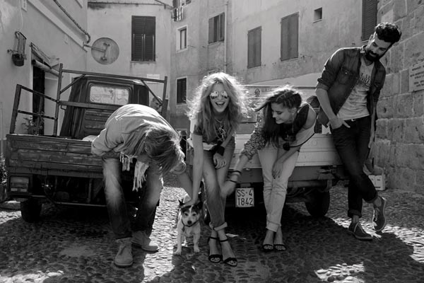 garcia-jeans-gruppenbild-alte-strasse