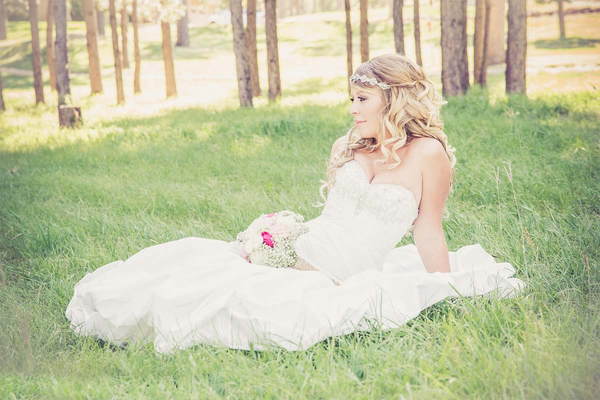 frau-mit-weissem-kleid-im-grass