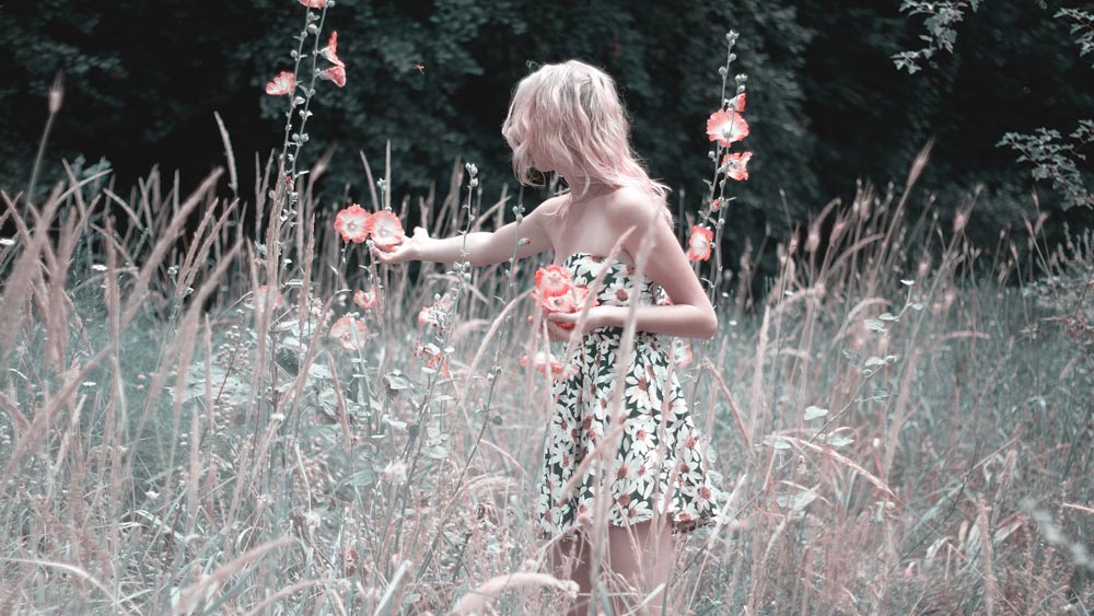 frauen-minikleid-blumen-herbst