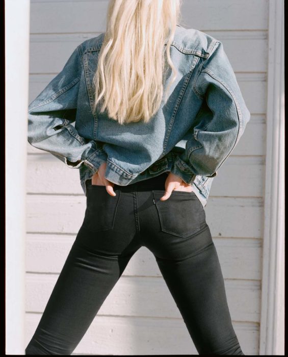 schwarze Shaping Jeans mit Levis Jeansjacke