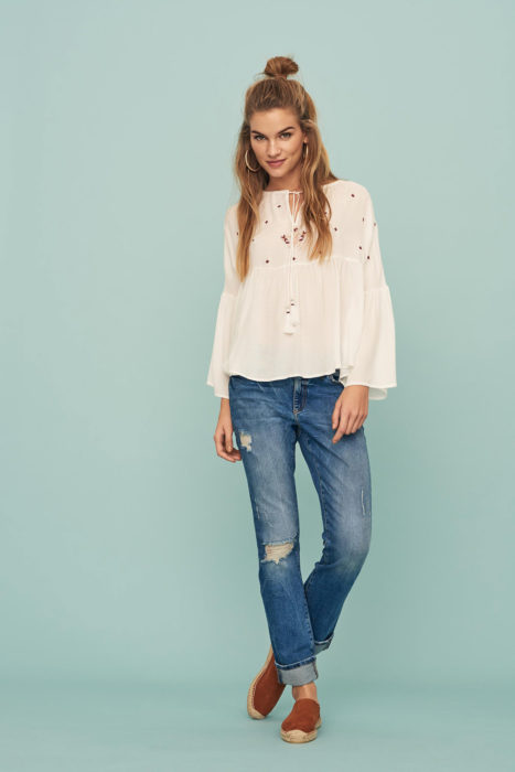 hüftjeans bluse schuhe blondine
