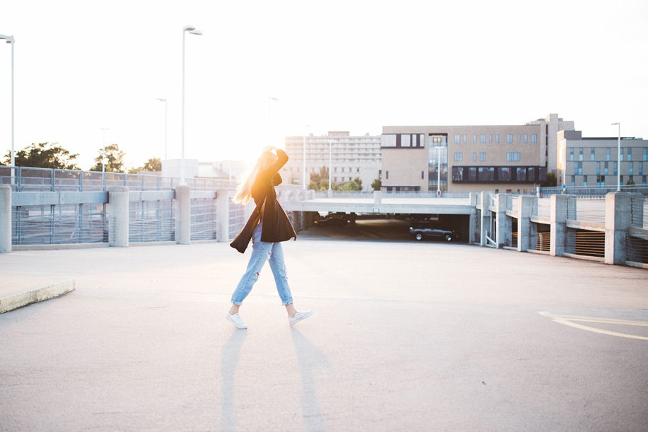 frau baggy jeans jacke