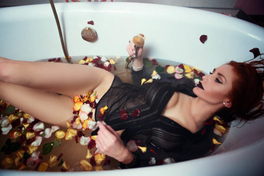 Badewanne Frau Bluse