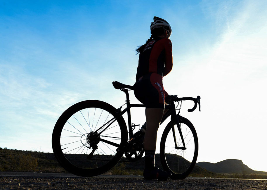 Fahrrad Radlerhose Helm Frau