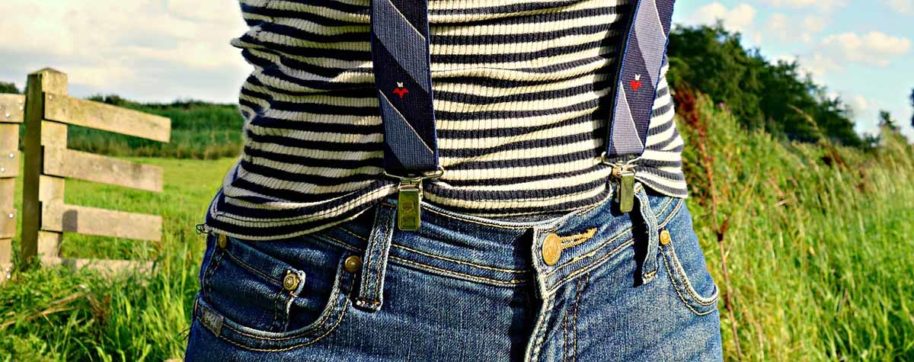 Jeanshose Hosenträger Streifenshirt